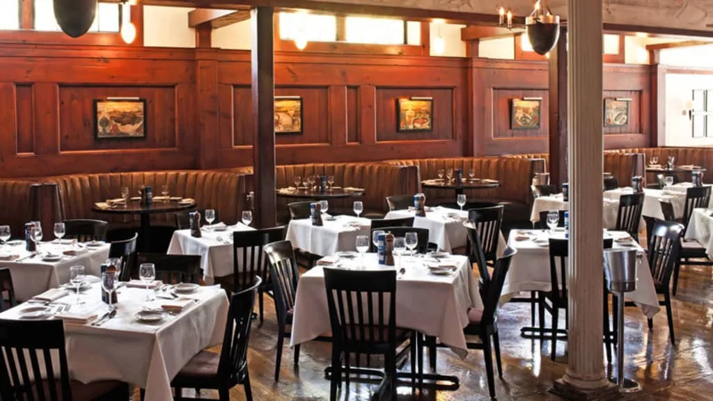 Hank’s Seafood Restaurant dining room